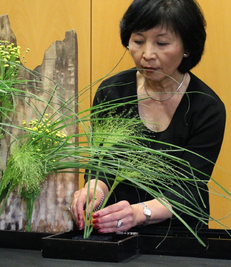 Atsuko Bersma bei Ikebana-International chapter vienna
