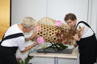 Ikebana-International Workshop Ikebana im Blumenkorb