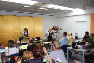 Ikebana-International Workshop Ikebana im Blumenkorb