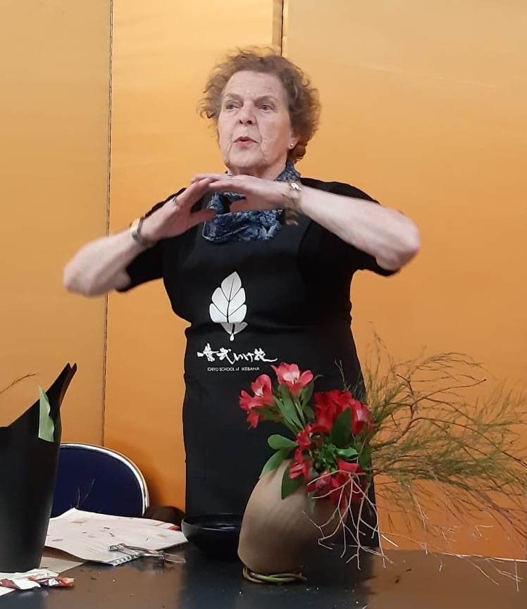 Corri van den Meer-Fischer bei Ikebana-International chapter vienna