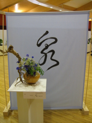 Ikebana International zu Kalligraphie von Yu Feng