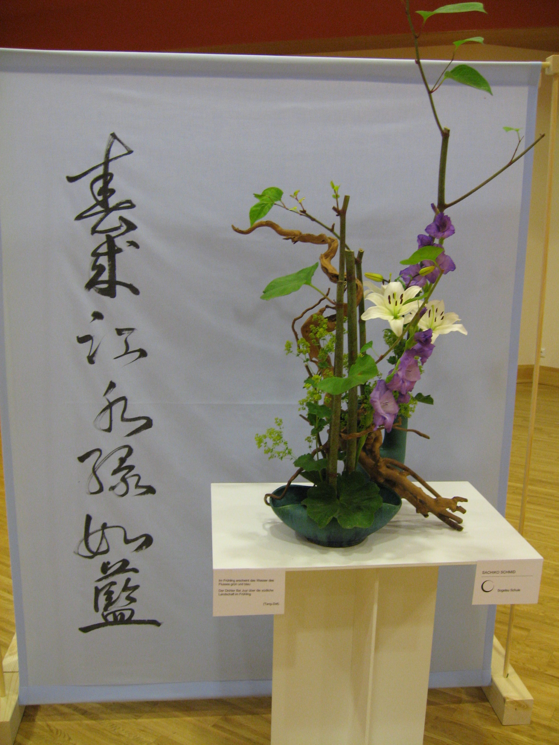 Ikebana International zu Kalligraphie von Yu Feng