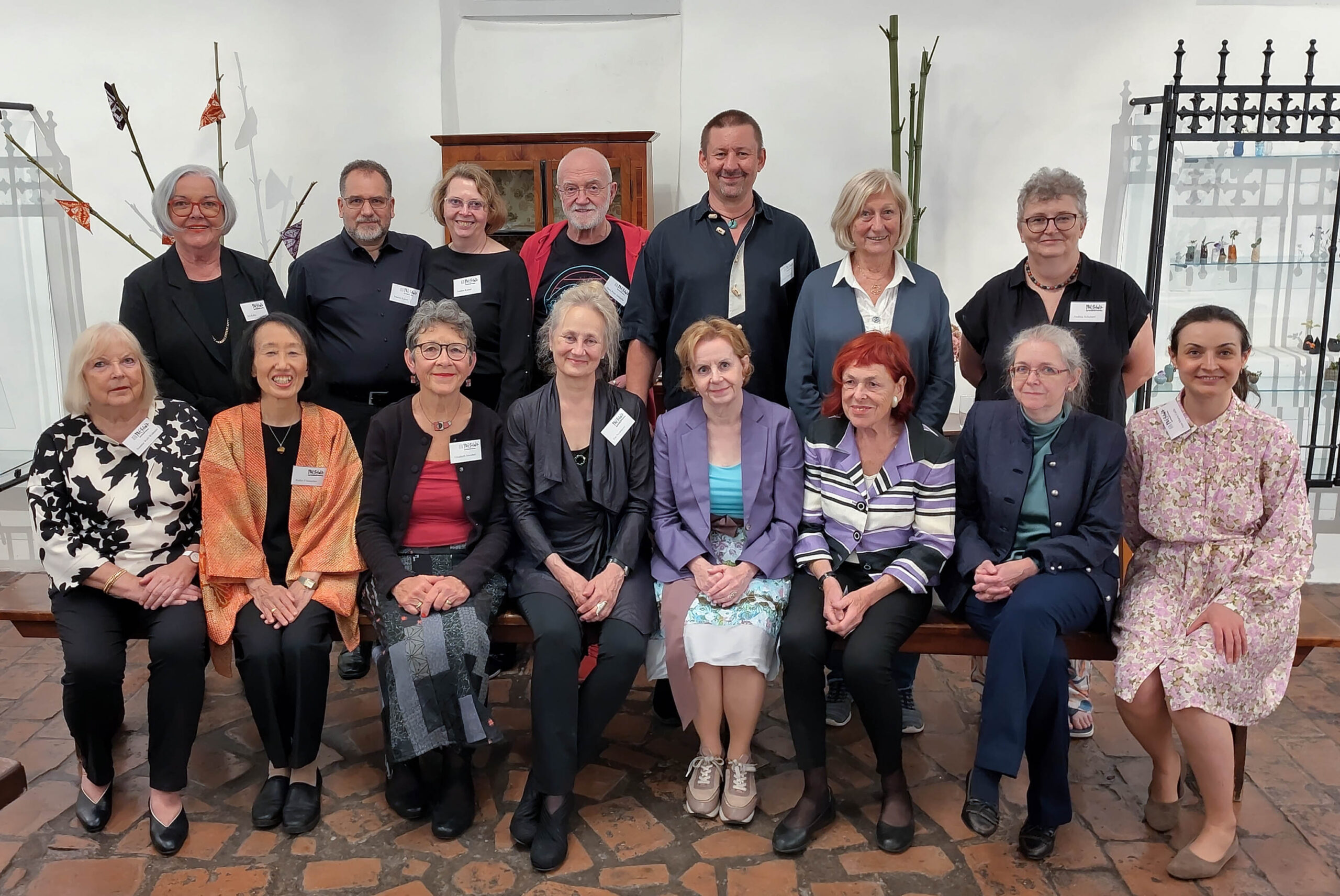 Gruppenbild zur Ausstellung "Blumenkunst im Kellergewölbe"
